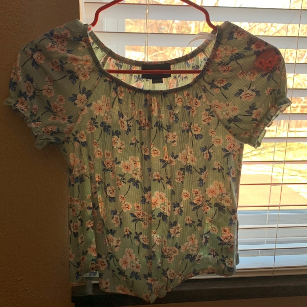 Girls 10-13 M Flower Shirt (Has a Pretty Green backround)